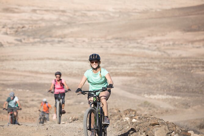 Volcanic Discovery PREMIUM eBike Tour: 35 km - Meeting in Corralejo and getting rolling without wasting time