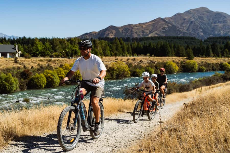Wānaka: Gladstone Track and Wanaka Trails on Bike or eBike - Pembroke Patisserie stop: the break that can make or break the timing
