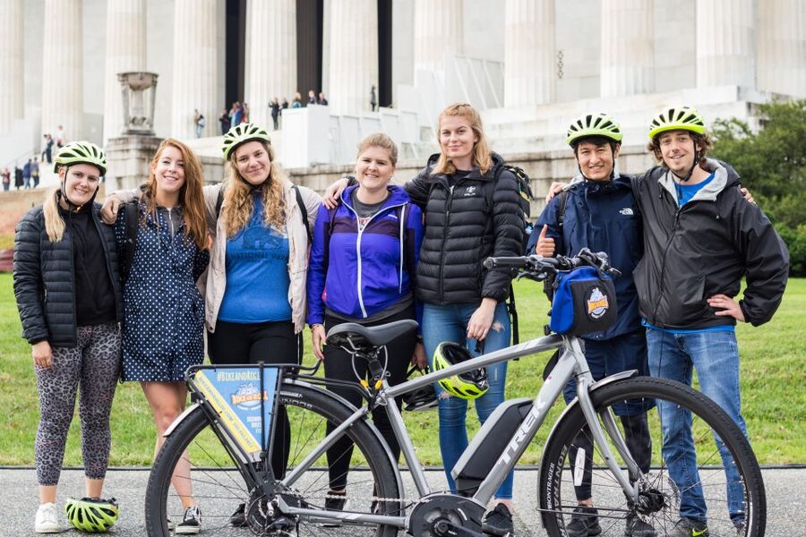 Washington DC: E-Bike Tour of the National Mall - Where you start: the 801 D St NW meetup near the US Navy Memorial