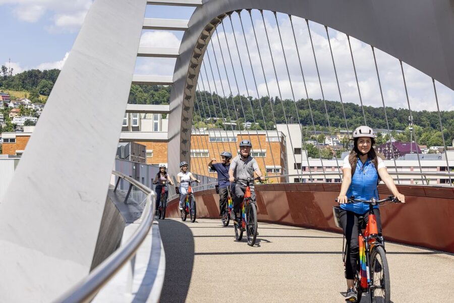 Zurich: E-Bike City Tour - Getting started at Europaallee 9 and learning the e-bike rhythm